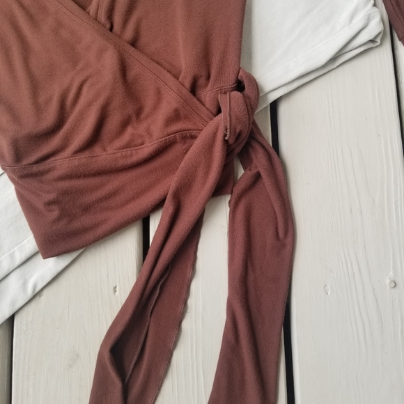 S Brown wraparound top by Daisy Fuentes - Picture 5 of 11